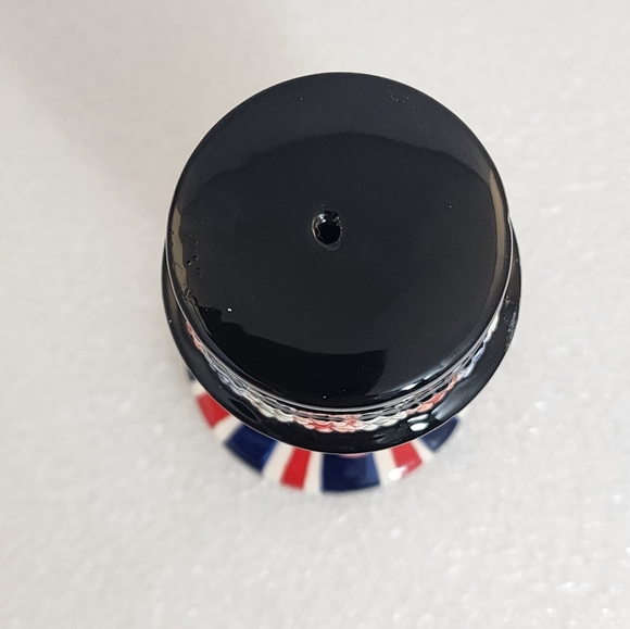 Beefeater Ceramic Egg Cup with Spoon & Salt Shaker - Picture 8 of 12